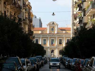 Libert�/Via Manzoni � Via Crispi oltrepassata via Brigata Regina conduce nel popoloso quartiere Libert�. Nato tra la fine dell�800 e l�inizio del 900 come prosecuzione del murattiano, mantiene quasi inalterato l�aspetto di cento anni fa, caratterizzato da innumerevoli palazzine d�epoca in stile liberty, la maggior parte delle quali per� in evidente stato di degrado. La parte pi� vicina al centro � tagliata da via Manzoni, un tempo ricca di negozi